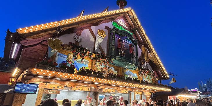 Münchner Glockenspiel 2023 wieder auf dem Oktoberfest ©Foto.Martin Schmitz)